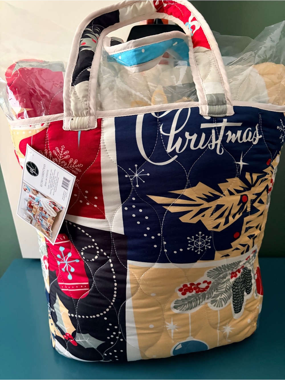 YL LIFESTYLE /Macy’s Queen size reversible quilt w 2 shams in a Holiday Tote Bag